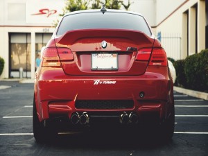 Postal: BMW M3 rojo con matrícula de California