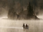 Barca entre la niebla del lago