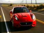 Conduciendo un Ferrari por una carretera desértica