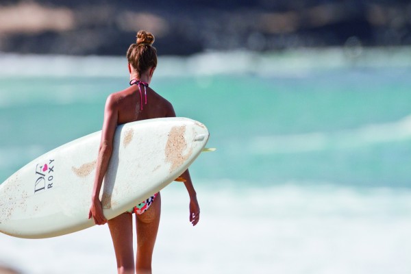 Mujer con su tabla de surf