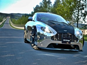Postal: Aston Martin V12 Vantage en una carretera