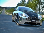 Aston Martin V12 Vantage en una carretera