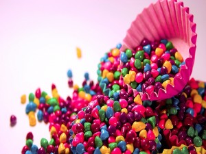 Pequeños y brillantes caramelos de colores