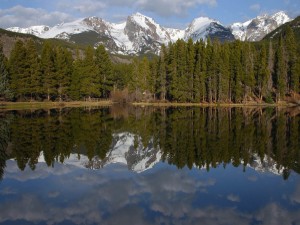 Postal: Montañas nevadas tras el lago y el bosque