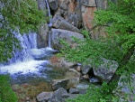 Cascada en un río rocoso
