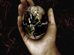 El planeta Tierra sobre una mano