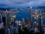 Caída de la noche en la ciudad de Hong Kong