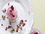 Cupcke con pétalos de rosa sobre un plato