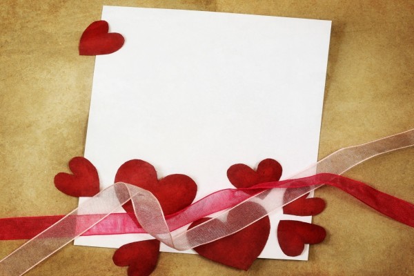 Corazones, cintas y papel para elaborar una tarjeta en San Valentín
