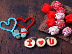 Mensaje y flores de tela para el Día de San Valentín
