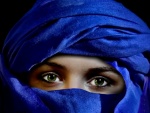 Mujer con un velo azul