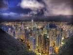 Edificios iluminados en la noche de Hong Kong