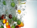 Unas frutas caen al agua