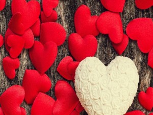 Postal: Pastel blanco con forma de corazón para festejar San Valentín