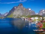 Casas junto a un fiordo en Noruega