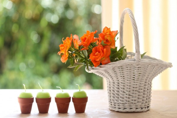Velas y cesta con flores