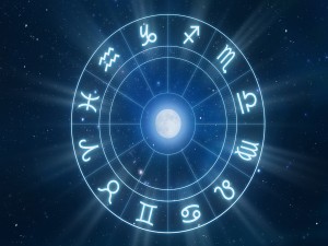 Símbolos zodiacales alrededor de la luna