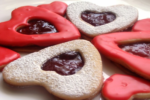 Ricas galletas en forma de corazón con mermelada de fresa