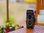 Una antigua cámara de fotos sobre una mesa