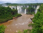 Turistas admirando las cataratas de Iguazú