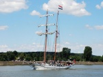 Magnífica embarcación con bandera de los Países Bajos