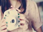 Chica sosteniendo una cámara de fotos Fujifilm