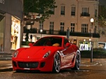 Ferrari rojo en una calle