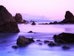 Rocas en aguas color lila