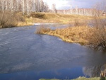 Capa de hielo en la superficie de un río