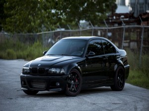 Postal: Un coche BMW de color oscuro