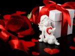 Cupido junto a un regalo para el Día de San Valentín