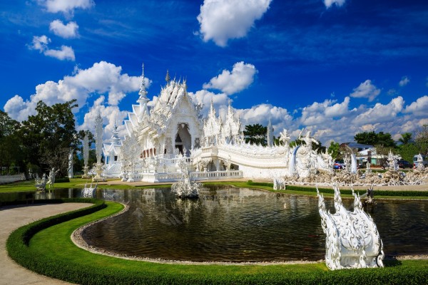 El hermoso templo Wat Rong Khun (Tailandia)