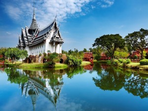 Un bonito templo tailandés reflejado en el agua