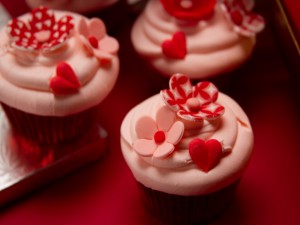 Cupcakes decorados con flores y corazones