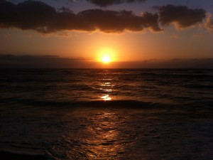 Últimos rayos de sol sobre el mar