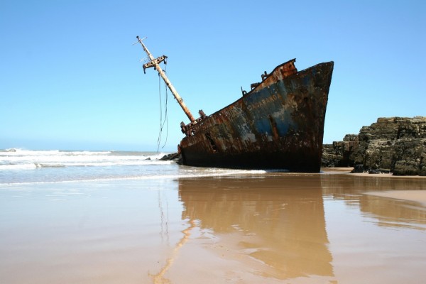 Barco oxidado varado en una playa
