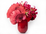 Un jarrón con flores rojas