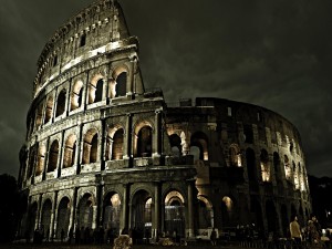 Postal: Visita nocturna al Coliseo romano
