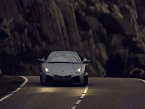 Lamborghini circulando por una carretera al anochecer