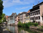 Río junto a unas casas en Estrasburgo (Francia)