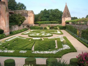 Postal: Hermoso jardín de la catedral Santa Cécile (Albi, Francia)