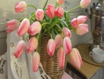 Tulipanes de color rosa en una cesta