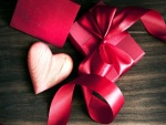 Corazón de madera junto a una caja roja para el Día de San Valentín