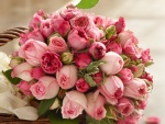 Magnífico ramo de rosas color rosa en una cesta