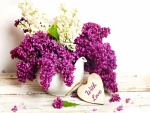 Mensaje de amor junto a un jarrón con esplendorosas flores
