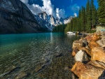 Impresionante lago junto a las montañas (Canadá)