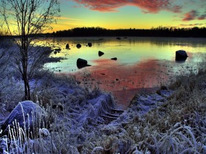 Amanecer en un lago congelado