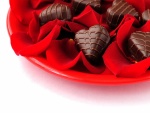 Bombones de chocolate sobre pétalos de rosas