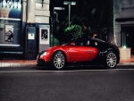 Hombre en su Bugatti Veyron