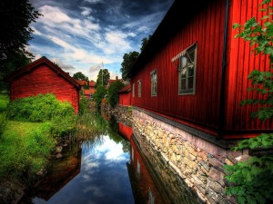 Postal: Casas rojas reflejadas en el río